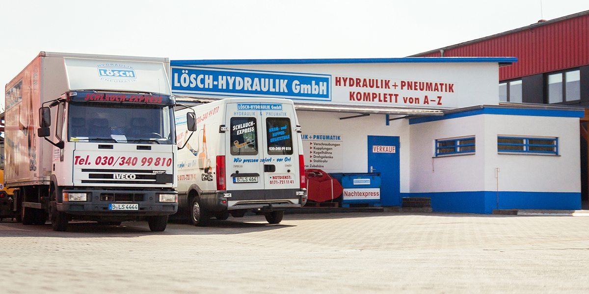 Fuhrpark der Lösch-Hydraulik GmbH: Schlauchexpress-Lkw und Servicetransporter vor dem Ladengeschäft am Saatwinkler Damm